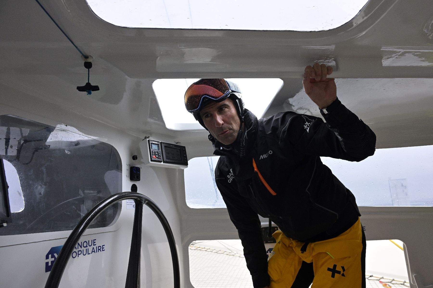 Le skipper Armel Le Cléac'h lors d'une séance préparatoire au passage de la flamme olympique à travers l'océan Atlantique à bord du multicoque Banque Populaire Ultim au large de Lorient, le 29 mai 2024